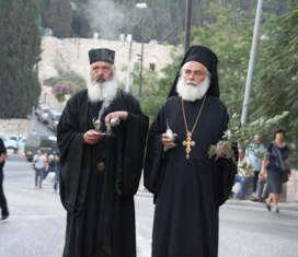 טיול בירושלים - נזירים יוונים וניחוך הכתורת בידם, צילום דורון יושע
