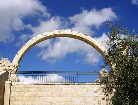 הקשת של בית הכנסת החורבה שהייתה אחד הסמלים של הרובע, צילום: דורון יושע